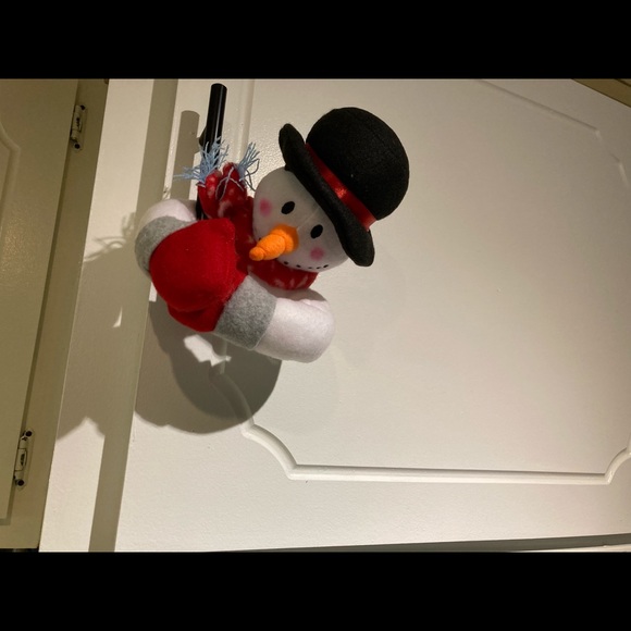 Folk Hand painted napkin holder snowman, ornaments, towels, plate. Curtain ties - Picture 13 of 13